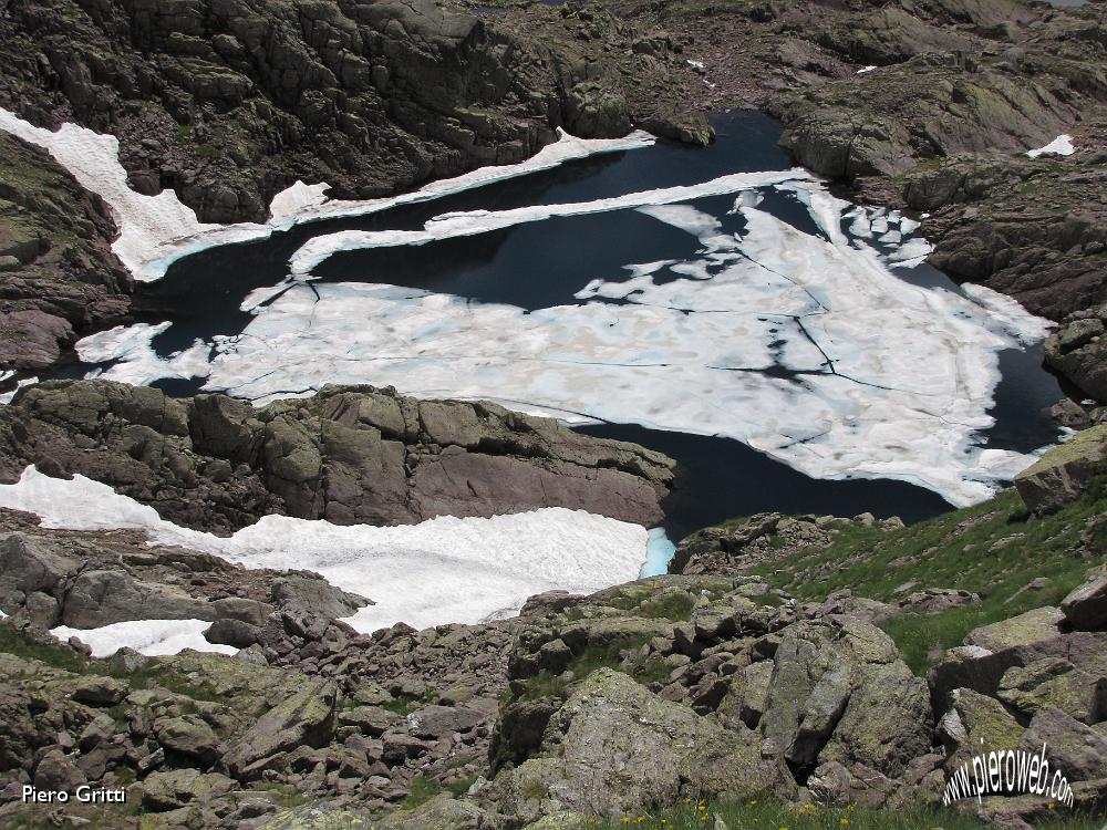 52 Sotto di noi il Lago Gelato (2417 m.).jpg